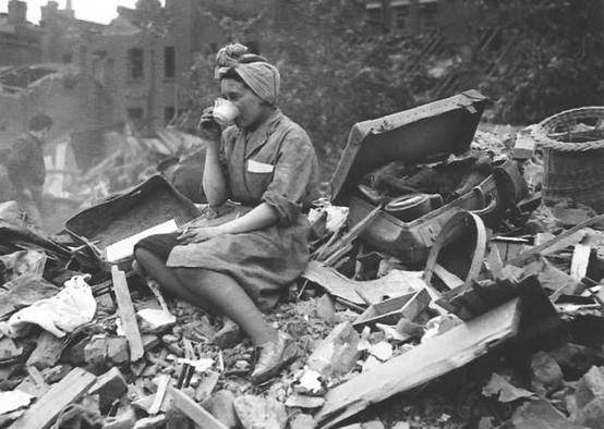 drinking-tea-in-london-during-the-blitz